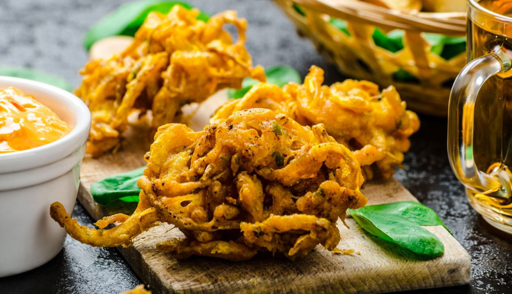 चाय की चुस्कियों के साथ लें गर्मागर्म प्याज के पकौड़ों का आनंद, बढ़ेगा बारिश का मजा #Recipe