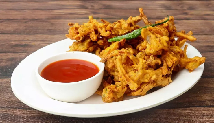 Recipe for Rainy Season- Pyaz Pakoda with Red Chilli Garlic Chutney