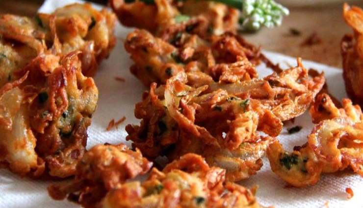 rainy season recipe for pyaz pakoda,pyaz pakoda with red chilli garlic chutney,monsoon delight: pyaz pakoda recipe,easy rainy season snack: pyaz pakoda,how to make pyaz pakoda at home,crispy onion fritters recipe,red chilli garlic chutney for pyaz pakoda,best rainy day snack: pyaz pakoda with chutney,step-by-step pyaz pakoda preparation,enjoy monsoons with pyaz pakoda and chutney