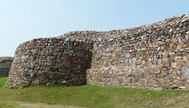 historical forts in delhi,must-visit forts in delhi,delhi iconic forts,exploring delhi ancient forts,tourist attractions in delhi forts,historical landmarks in delhi,discovering the forts of delhi,delhi architectural wonders forts,top forts to explore in delhi,cultural heritage of delhi forts,delhi hidden gems forts,forts with panoramic views in delhi