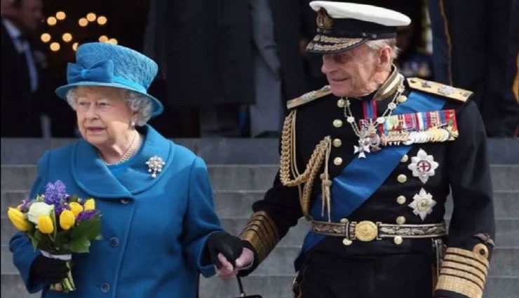 queen elizabeth 2,social media manager,british queen,buckingham palace,royal household website,social media manager jobs,weird news,weird story,omg