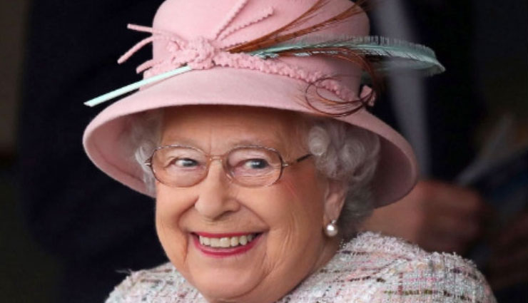 queen elizabeth 2,social media manager,british queen,buckingham palace,royal household website,social media manager jobs,weird news,weird story,omg