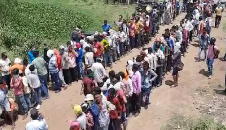 लॉकडाउन में शराब / छत्तीसगढ़ में दुकानों के बाहर लंबी कतार, बढ़े हुए दामों पर बिक्री