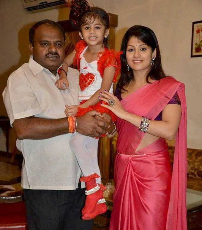 karnataka,hd kumaraswamy,kumaraswamy,radhika kumaraswamy,wife,viral photo,google trending