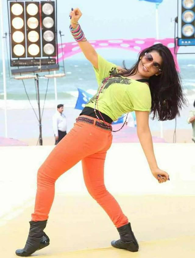 karnataka,hd kumaraswamy,kumaraswamy,radhika kumaraswamy,wife,viral photo,google trending