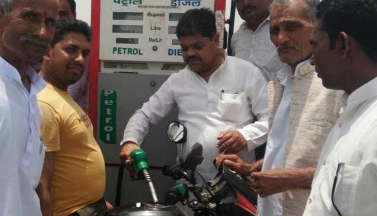कांग्रेस अध्यक्ष राहुल गांधी के जन्मदिन पर 'कीमत घटाओ' आंदोलन, तीन रुपये लीटर सस्ता दिया गया पेट्रोल
