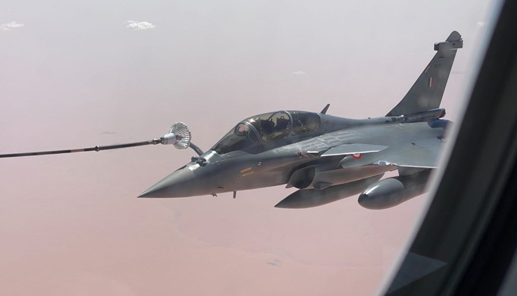 रास्ते में हैं राफेल, देश पहुंचने से पहले एयर-टू-एयर हुई रीफ्यूलिंग, अंबाला एयरबेस के पास 4 गांवों में धारा 144 fighter jets rafale,iaf,rafale india,rafale in india,rafale delivery,rafale fighter,ambala air force station,royal air force,rafale jet,news