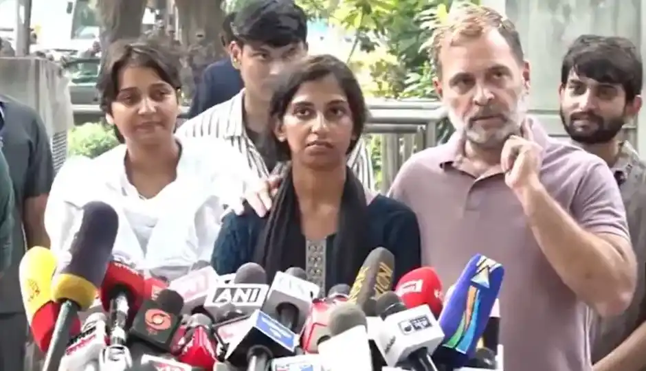 राहुल गांधी का आरोप- प्रदर्शनकारी छात्रों को पुलिस ने बेरहमी से पीटा, छात्रा की एक कान की सुनने की क्षमता गई