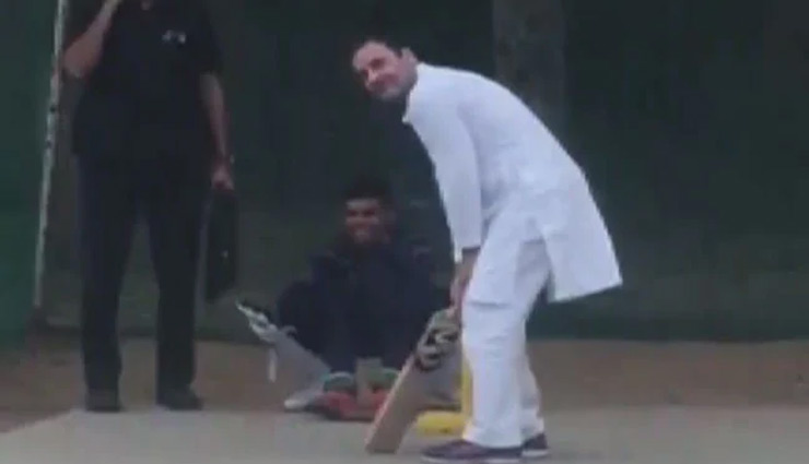 हेलीकॉप्टर की आपात लैंडिंग के बाद क्रिकेट मैदान में बल्लेबाज बने  राहुल गांधी, वीडियो वायरल