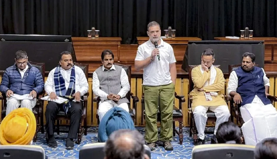 थरूर की गैरमौजूदगी से कांग्रेस में खलबली, राहुल गांधी की रणनीतिक बैठक में एक और नेता नज़र नहीं आए