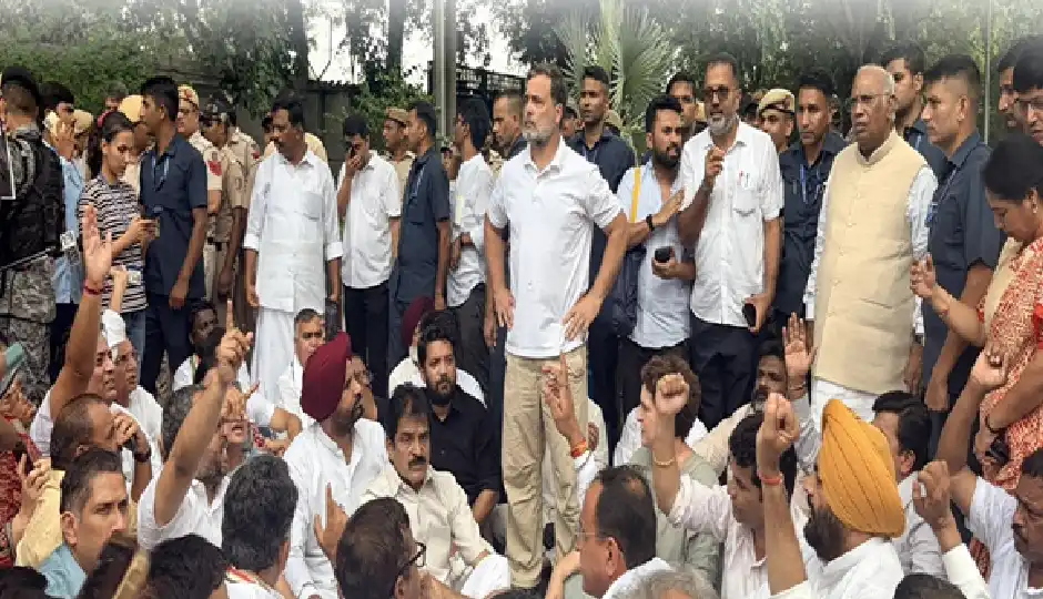 PM आवास के बाहर कांग्रेस का प्रदर्शन, राहुल-प्रियंका समेत कई नेता शामिल; NEET मुद्दे पर सरकार से जवाब और इस्तीफे की मांग