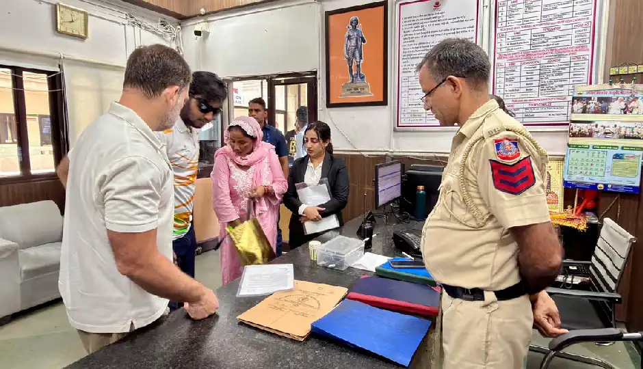 पेलेट गन से घायल छात्र को लेकर थाने पहुंचे राहुल गांधी, FIR पर अड़े, DCP ऑफिस में धरने पर बैठे