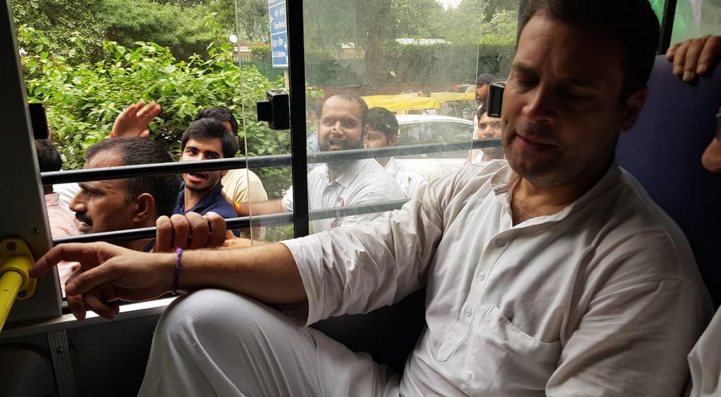 CBI मामले पर प्रदर्शन कर रहे राहुल गांधी ने दी सांकेतिक गिरफ्तारी