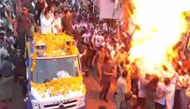 राहुल गांधी की सुरक्षा में बड़ी चूक, रोड शो के दौरान हुआ 'धमाका'