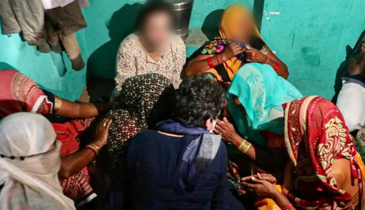 Hathras Case / राहुल-प्रियंका के जाते ही पीड़िता के घर पहुंची SIT, परिवार बोला- अस्थियों की हो DNA जांच