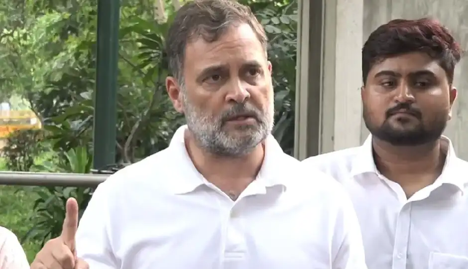 राहुल गांधी ने नेहा सिंह राठौर से कहा- ‘मैं भी नहीं सुधर रहा’, आलोचना और गालियों पर खुलकर बोले