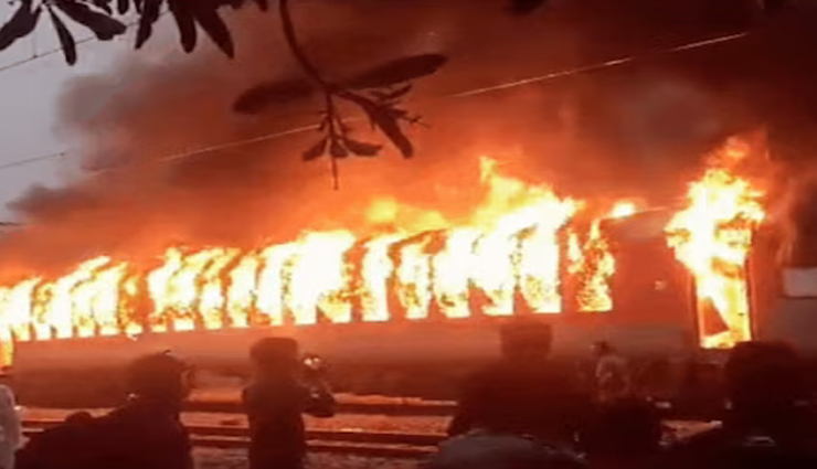 इटावा: 12 घंटे में दूसरा रेल हादसा, वैशाली एक्सप्रेस में लगी आग, 19 यात्री घायल