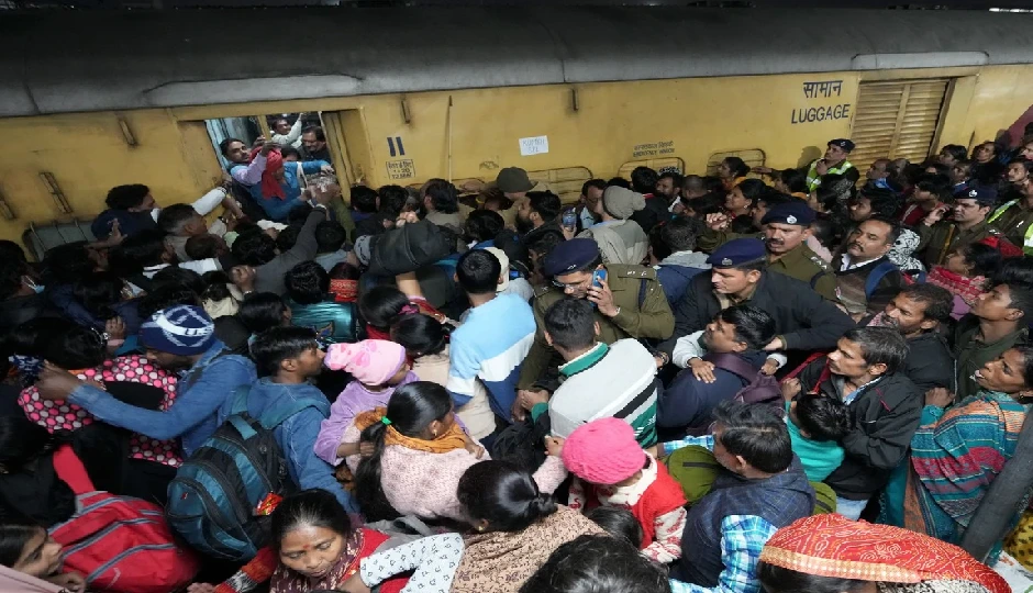 दिल्ली स्टेशन भगदड़ में 18 की मौत, एक बैग से शुरू हुआ था हाहाकार: सरकार ने बताई असली वजह