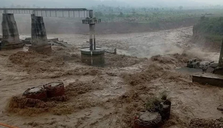 हिमाचल में भारी बारिश का कहर, पानी के बहाव के बीच कांगड़ा में ढह गया चक्की रेलवे पुल
