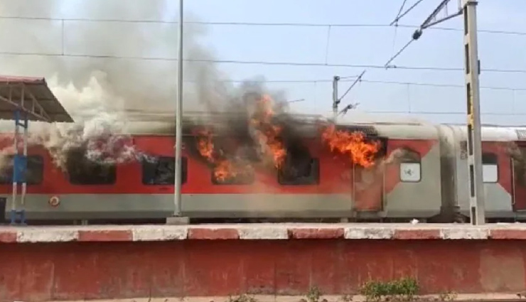 'अग्निपथ' की आग में धधका बिहार, समस्तीपुर और लखीसराय में ट्रेनें फूंकी