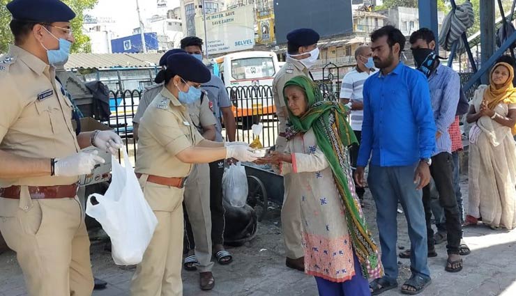 Coronavirus Update- Western Railway RPF, IRCTC distribute food packages to poor