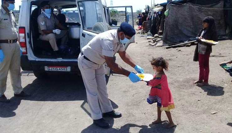 coronavirus update,western railway rpf distribute food packages to poor,western railway rpf,irctc,news