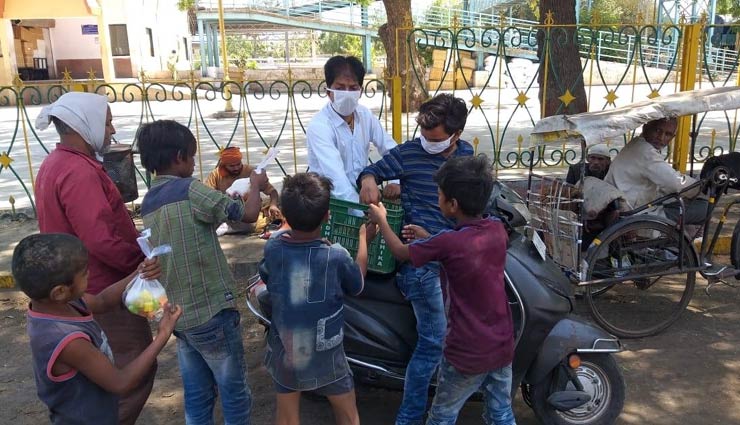 coronavirus update,western railway rpf distribute food packages to poor,western railway rpf,irctc,news