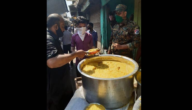 coronavirus update,western railway rpf distribute food packages to poor,western railway rpf,irctc,news