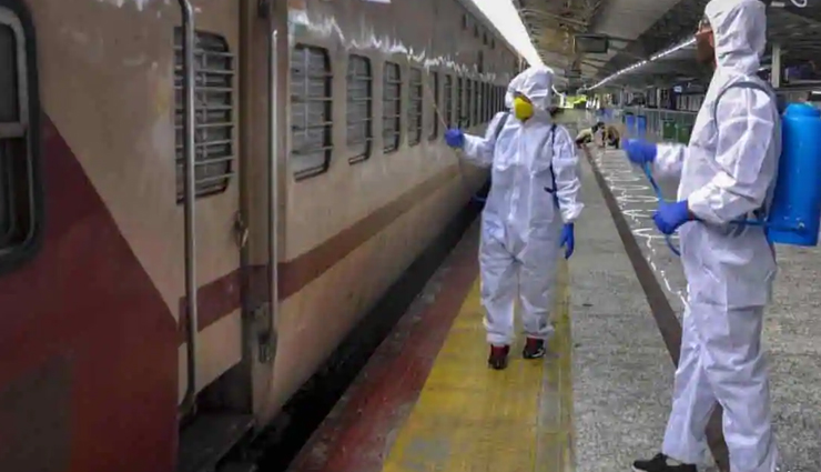 ओमिक्रॉन वैरिएंट के खतरे को देखते हुए अलर्ट मोड़ पर आया रेलवे, बीमार है तो नहीं चढ़ सकेंगे ट्रेन में 