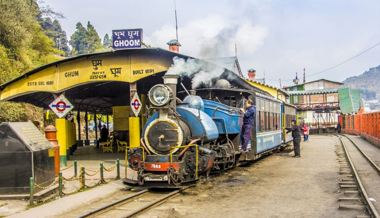 किसी रेस्टोरेंट से भी बेहतर स्वाद देता है भारत के इन 10 रेलवे स्टेशन का ये खाना, आइये जानें
