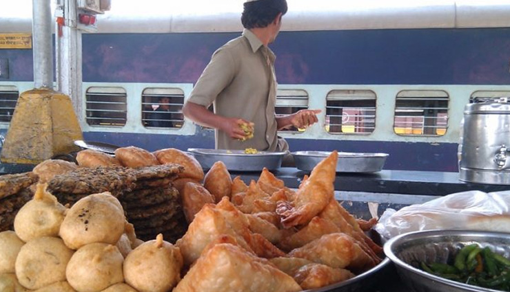 अपने खानपान के लिए जाने जाते हैं भारत के ये 10 रेलवे स्टेशन, स्वाद का है अपना अलग ही मजा 