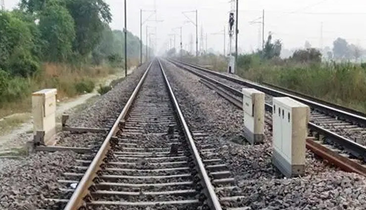 मथुरा: ट्रेन से कटकर दो लोगों की मौत, मोबाइल में चलता मिला 'पबजी' गेम
