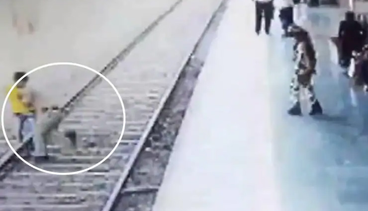 ट्रेन के आगे कूदा युवक, पुलिसकर्मी की मुस्तैदी से बची जान, देखें वीडियो