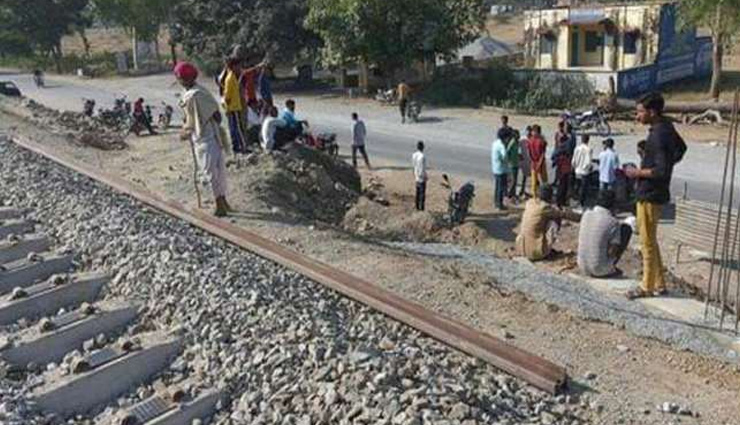 उदयपुर : ग्रामीणों ने उखाड़ीं रेल की पटरियां, रेलवे लाइन के नीचे से अंडरपास बनाने की मांग