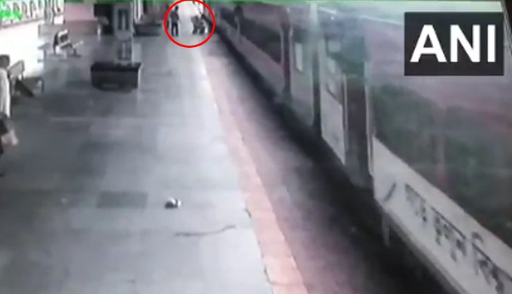 चलती ट्रेन में चढ़ने की कोशिश में गिरा शख्स, RPF जवान ने यूं दौड़कर बचाई जान, वीडियो वायरल 