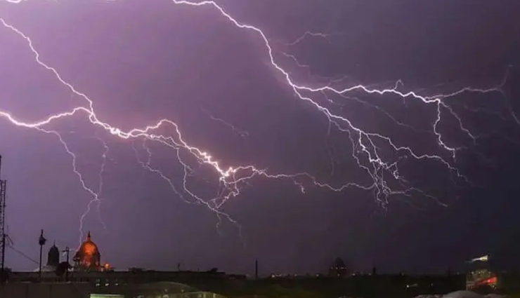 ओडिशा के 6 जिलों में गिरी आकाशीय बिजली, 10 लोगों की मौत