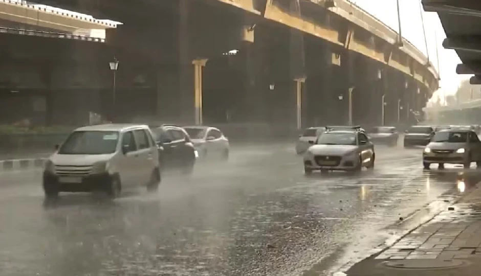 दिल्ली-NCR में तड़के हुई बारिश से बढ़ी कंपकंपी, जानें यूपी-उत्तराखंड सहित अन्य राज्यों में आज कैसा रहेगा मौसम?