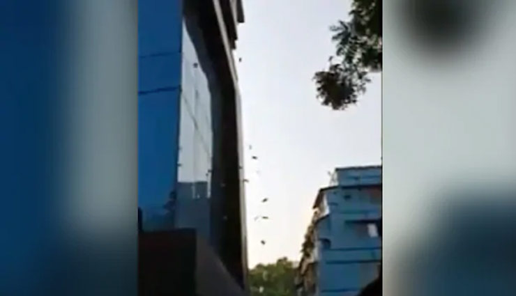 जब सड़क पर होने लगी 500 और 2000 के नोटों की बारिश, देखे वीडियो