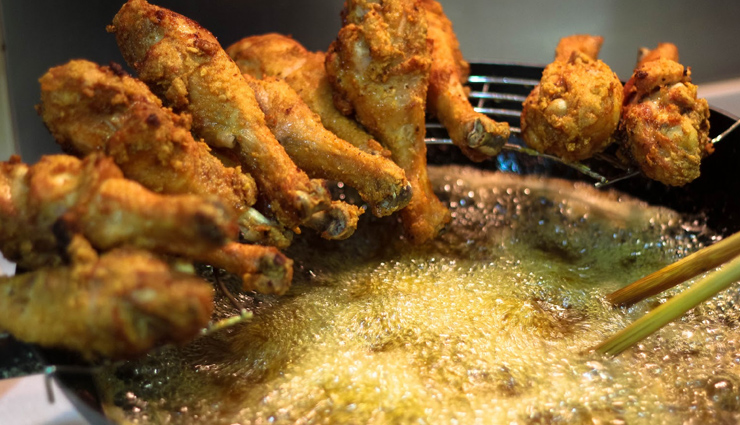 leafy veggies,seafood and oily fried food,carbonated drinks,Alcohol,pre-cut fruits and fruit juices,dairy products,food items to avoid during the rainy season,non healthy food,rainy season health tips,fitness tips