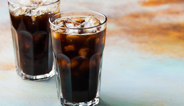 leafy veggies,seafood and oily fried food,carbonated drinks,Alcohol,pre-cut fruits and fruit juices,dairy products,food items to avoid during the rainy season,non healthy food,rainy season health tips,fitness tips