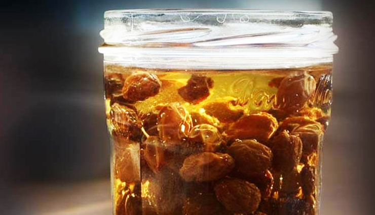 7 Amazing Health Benefits of Drinking Raisin Water
