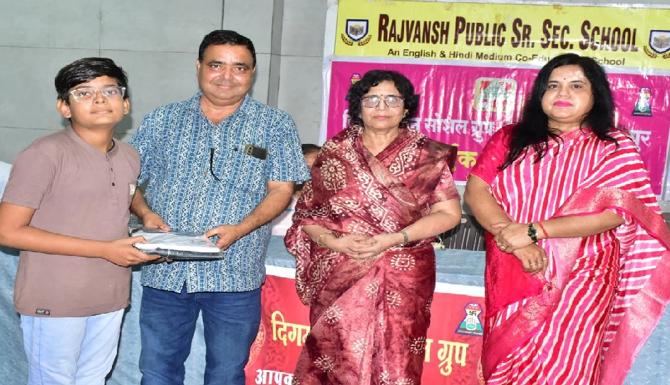 दिगंबर जैन सोशल ग्रुप गुलाबीनगर ने वितरित की विद्यार्थियों को निःशुल्क ड्रेस, मानव सेवार्थ पखवाड़े में आयोजित हुआ सेवा कार्यक्रम digambar jain social group,gulabinagar jaipur,human seva fortnight,rajvansh school,jain community event,free uniform distribution,social service event,jaipur news