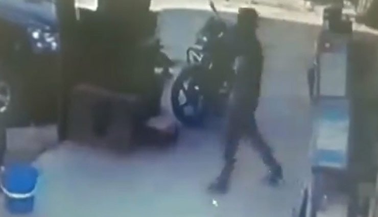  राजस्थान : फटी जमीन और समा गया यह शख्स, देखें वीडियो