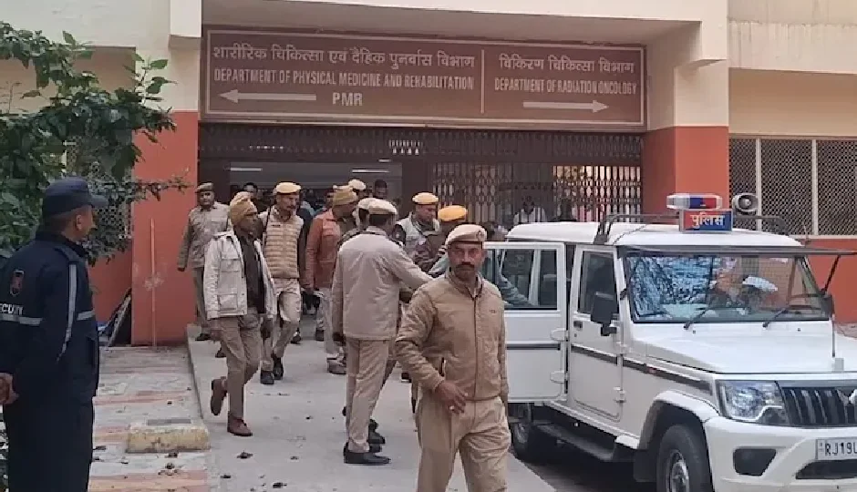 चेहरे पर मास्क, दोनों हाथों में हाथकड़ी, सोनम वांगचुक को जोधपुर AIIMS लाया गया