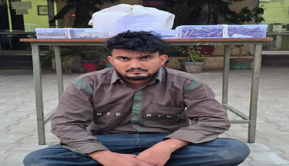 पुलिस की कार्रवाई में युवक गिरफ्तार, भारी मात्रा में कारतूस और एक रिवॉल्वर बरामद