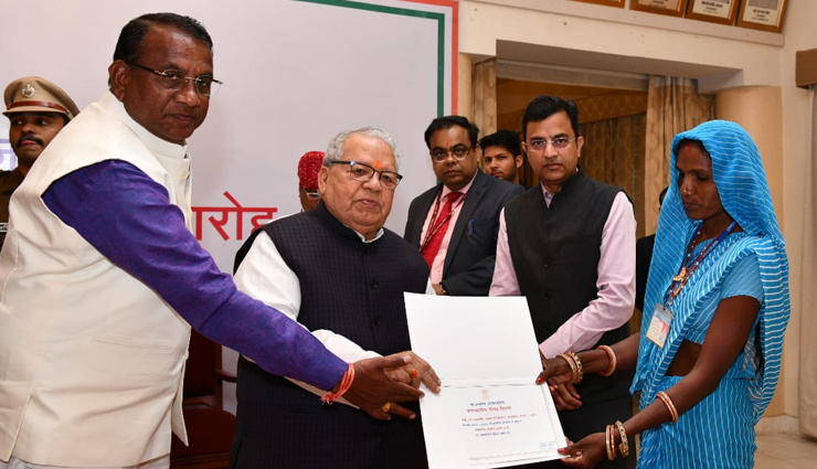 राजभवन में जनजातीय गौरव दिवस सम्मान समारोह आयोजित, राज्यपाल मिश्र ने कहा - आदिवासी क्षेत्रों में प्राचीन परम्परा और भारतीय संस्कृति आज भी जीवित