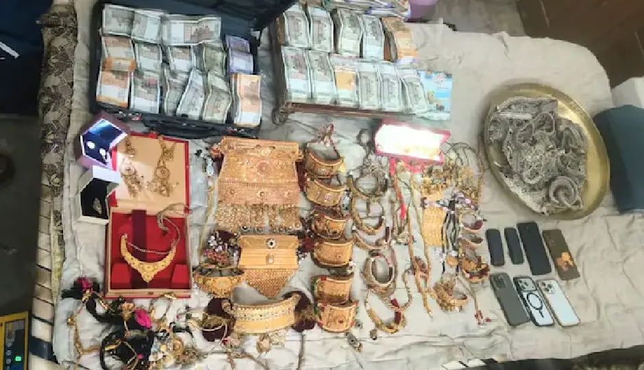 Rajasthan: जोधपुर में पुलिस और DST वेस्ट की रेड, नोटों से भरा सूटकेस, चांदी की पायल और लाखों के गहनों के साथ MD ड्रग्स जब्त