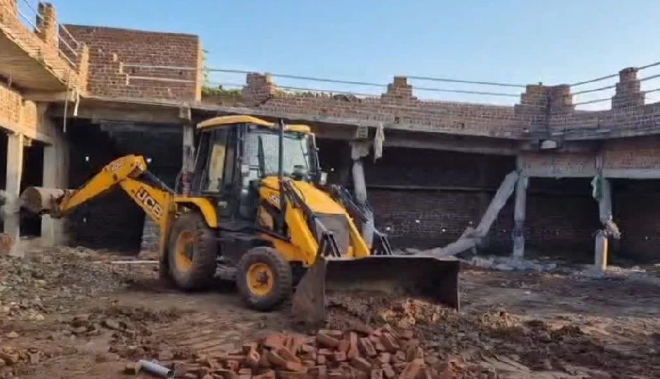 झालावाड़: मादक पदार्थ तस्कर पप्पू तंवर की अवैध संपत्ति पर चला प्रशासन का बुलडोजर, 2 करोड़ का फार्महाउस ध्वस्त
