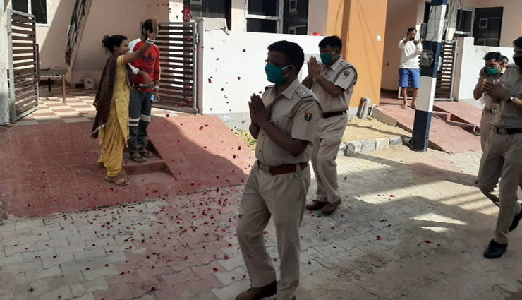राजस्थान : घर में रहने की सलाह देने पहुंची पुलिस तो लोगों ने किया ऐसा, देखे तस्वीरें