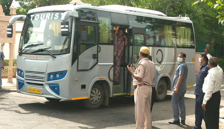 राजस्थान / कांग्रेस विधायक दल की बैठक खत्म, अब विधायकों को बचाने की तैयारी, बस में लेकर निकले गहलोत